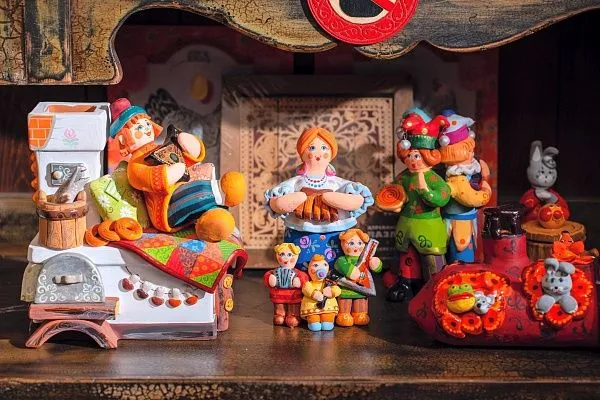 Сувенирная лавка на площади с царём, парк «Лога»
